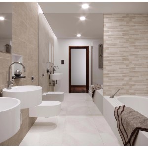 Bagno con piastrelle da rivestimento t.b.t. beige e sanitari bianchi.
