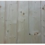 Pannelli in legno chiaro (Listoni) con nodi, adatti per rivestimenti di pareti e soffitti.