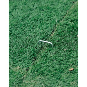 Spillo di fissaggio nell'erba sintetica. Ideale per fissare t.b.t.