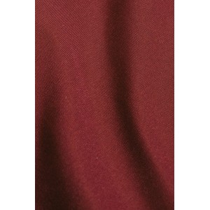 Primo piano di un tessuto t.b.t. bordeaux per una tenda elegante.