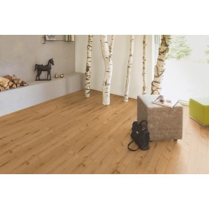 Laminato Kaindl Comfort 7 mm Rovere Severina posato in soggiorno con decorazioni.