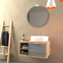 Set di mobili da bagno moderni con mobile lavabo, specchio e scaletta porta asciugamani. Design elegante.