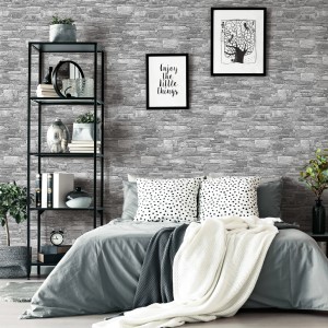 Parete della camera da letto con piastrelle t.b.t. grigie effetto pietra.