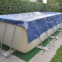 Telo di copertura piscina t.b.t. blu protegge piscina rettangolare in giardino.