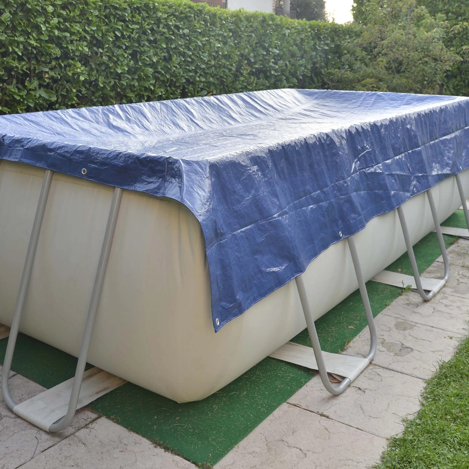 Telo di copertura piscina t.b.t. blu protegge piscina rettangolare in giardino.