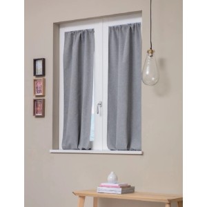 Tenda grigia t.b.t. alla finestra. Tendaggio in tessuto per soggiorno.