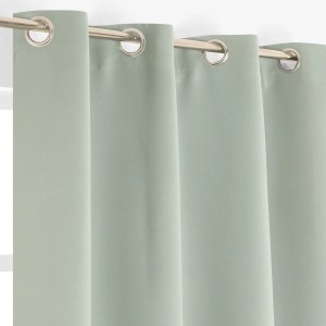 Tenda in tessuto t.b.t. verde chiaro con sospensione a occhielli.
