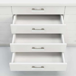 Dettaglio di un armadio bianco con cassetti aperti e maniglie per mobili argentate.