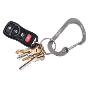 Moschettone t.b.t. con portachiavi e chiave dell'auto.