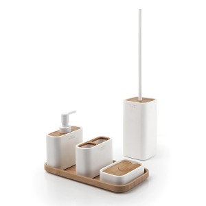 Set bagno t.b.t.: dispenser sapone, portaspazzolino, portasapone e set WC su vassoio in legno.
