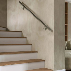 Corrimano in acciaio inox montato su scale. Accessori per scale e ringhiere.