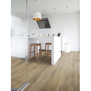 Pavimento vinilico Gerflor Senso Clic Premium Authentic Nature installato in cucina con sgabelli in legno.
