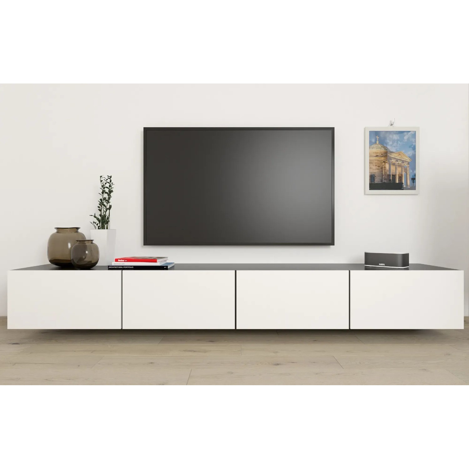 Mobile TV moderno bianco con piano scuro sotto una TV a schermo piatto.