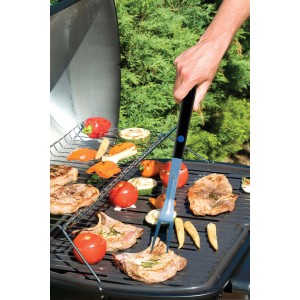 Pinze da barbecue che girano carne e verdure su una griglia. Accessori per barbecue.