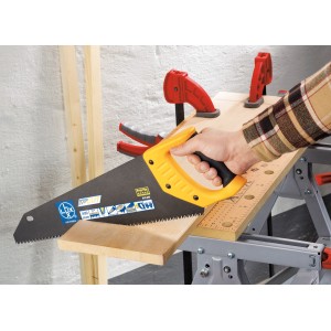 Sega a mano LUX Speedcut 400 mm Professional mentre taglia il legno.