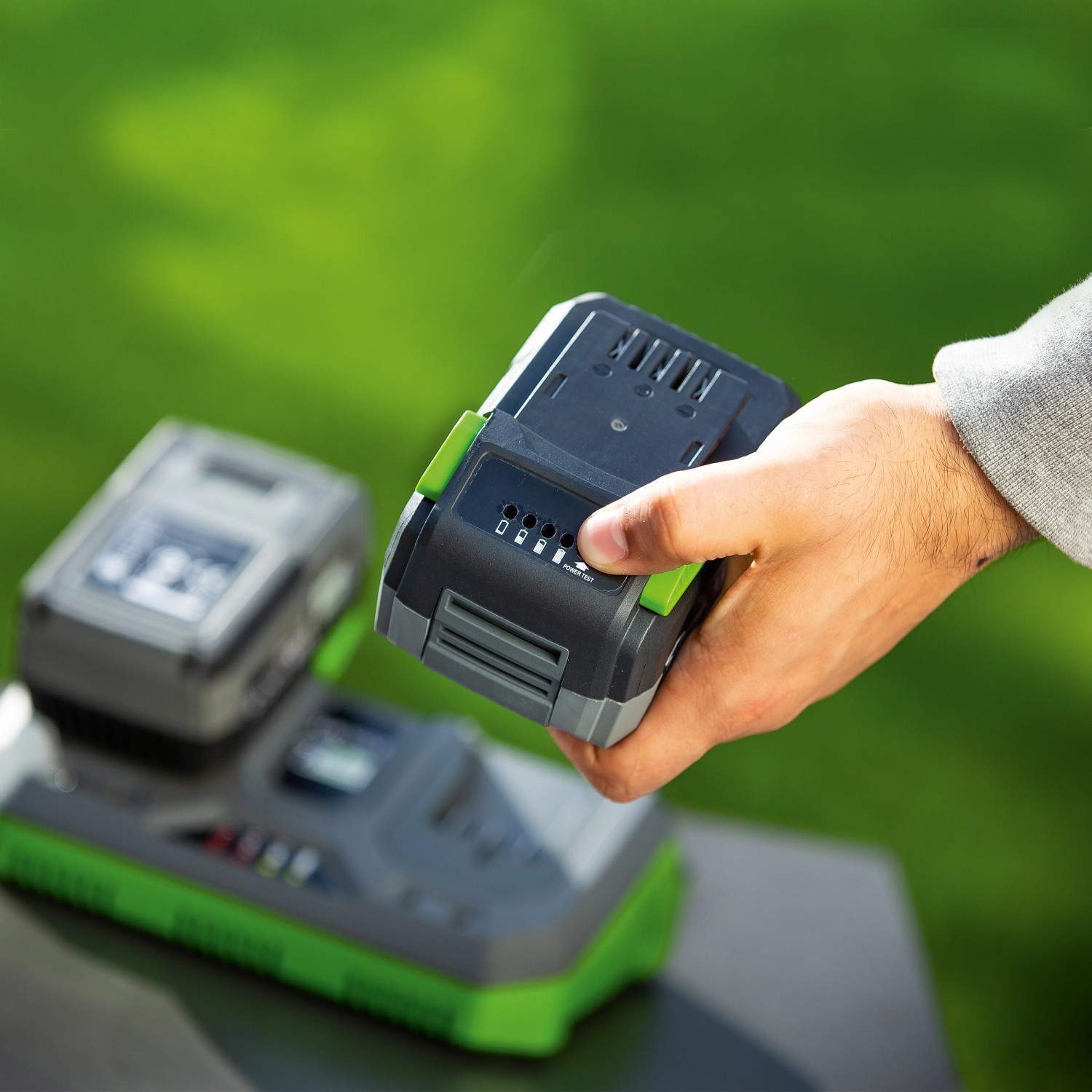 Dettaglio batteria LUX 20V 4Ah: batteria agli ioni di litio per elettroutensili con indicatore di carica.