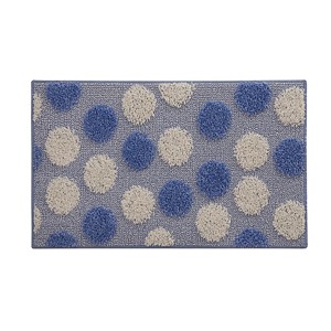 Tappeto da bagno t.b.t. con pois blu e bianchi.