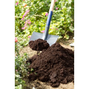 Pala da giardino nera LUX Frankfurt con terra, manico in frassino 130 cm.
