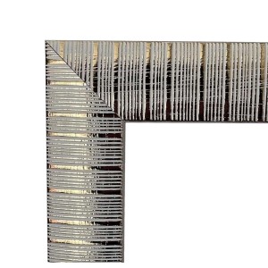 Dettaglio della cornice dello specchio da parete t.b.t. con superficie argentata e strutturata.