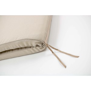 Cuscino da esterno beige con lacci per mobili da giardino.