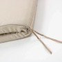 Cuscino da esterno beige con lacci per mobili da giardino.