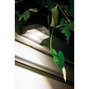 Lampada da parete per esterni a LED Ledvance bianca con sensore di movimento su una parete.