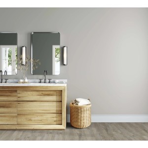 Bagno con pavimento in vinile chiaro. Mobile lavabo in legno e cesto di vimini nella stanza.