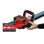 Einhell Power X-Change Starter Kit 18 V 2.5 Ah su tagliasiepi, batteria in fase di inserimento.