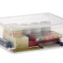 Box contenitore trasparente KIS C S con coperchio, riempita con articoli da ufficio.