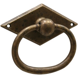 Maniglia per mobili oro antico con anello e base a forma di diamante per armadi e cassetti.