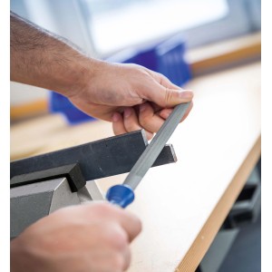 Un pezzo in lavorazione con la morsa di precisione LUX Comfort.