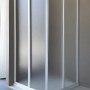 Box doccia angolare con vetro satinato per il bagno.