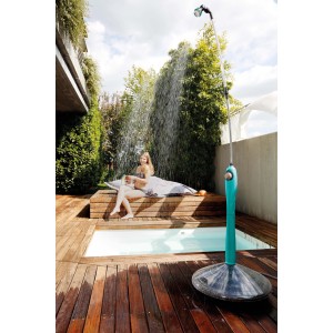 Doccia da giardino t.b.t. in uso con donna su lettino a bordo piscina. Goditi il refrigerio in giardino.