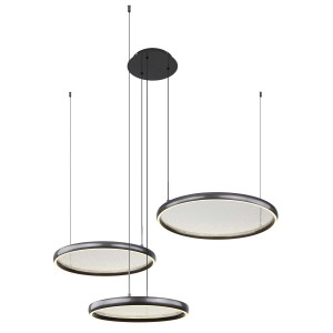 Moderna lampada a sospensione t.b.t. con tre elementi rotondi appesi a diverse altezze.