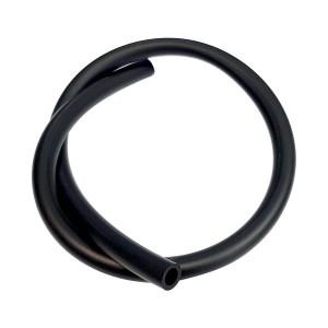 Tubo nero per accessori tagliaerba, flessibile e resistente.