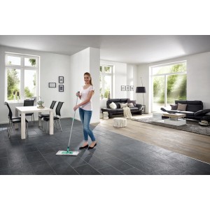Donna pulisce il pavimento del soggiorno con il panno Leifheit Classic 42 cm.