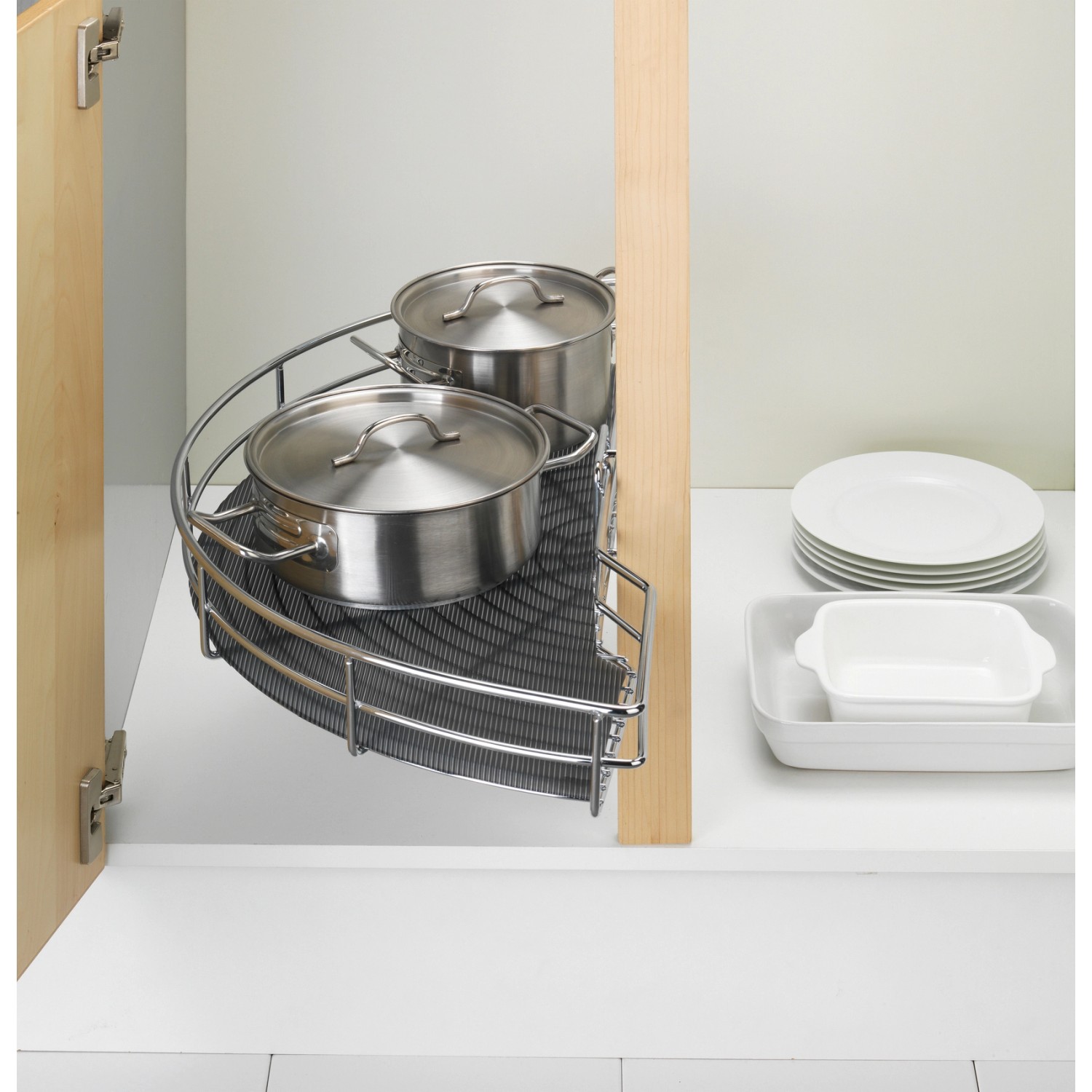 Tappetino antiscivolo nero Wenko (150x50 cm) in armadio da cucina con pentole e stoviglie.