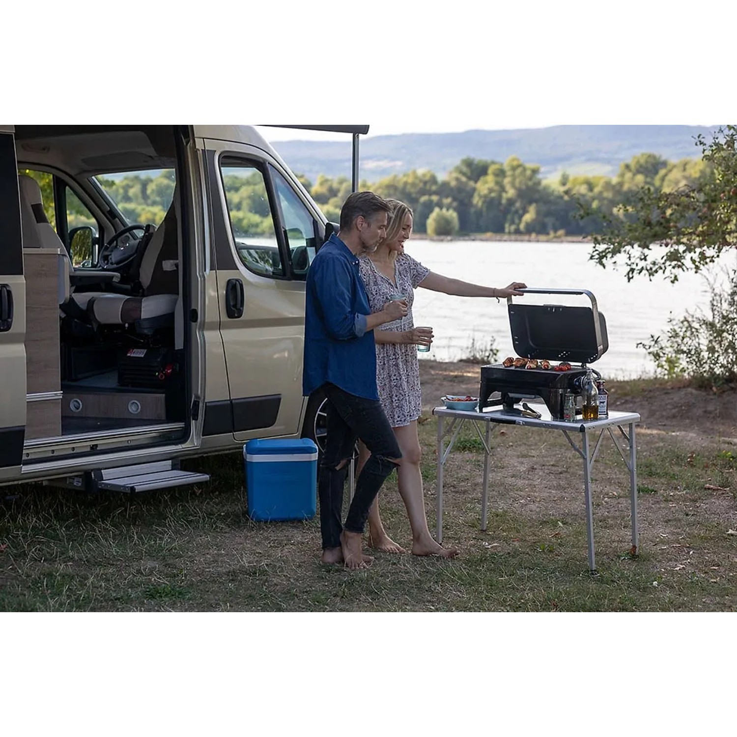 Campingaz Attitude 2go CV grill a gas durante il campeggio con coppia. Grill da tavolo compatto con bruciatore Blue Flame.