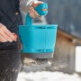 Spargitore manuale Gardena M in azione: spargimento uniforme di semi o fertilizzante. Ideale per piccole aree.