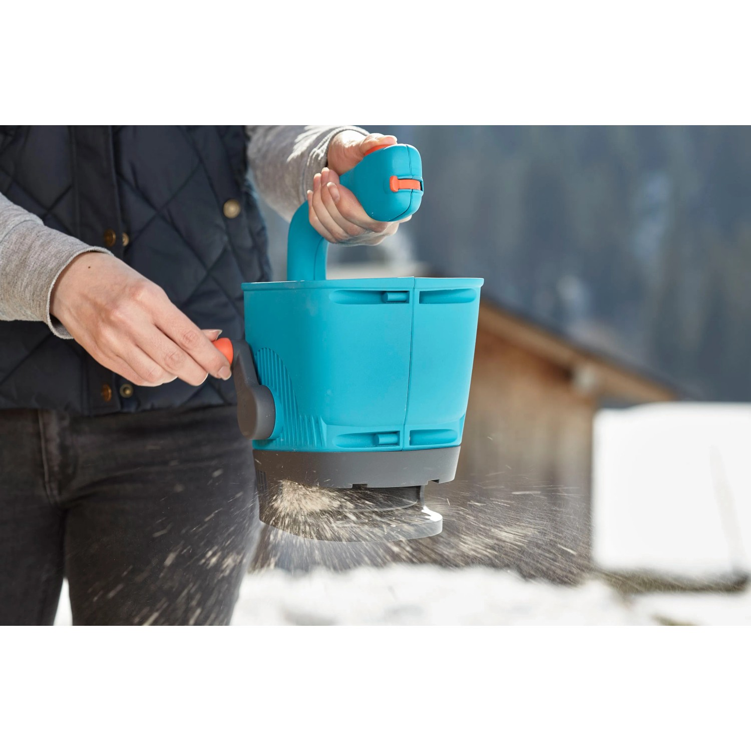 Spargitore manuale Gardena M in azione: spargimento uniforme di semi o fertilizzante. Ideale per piccole aree.
