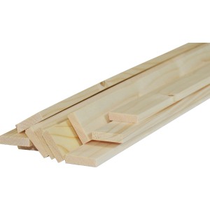 Pila di listelli in legno piallato non trattato.