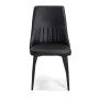 Sedia imbottita nera t.b.t. con rivestimento in similpelle e gambe dritte.
