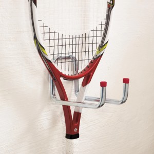 Portautensili zincato (120x160x90mm) con racchetta da tennis su gancio a muro.