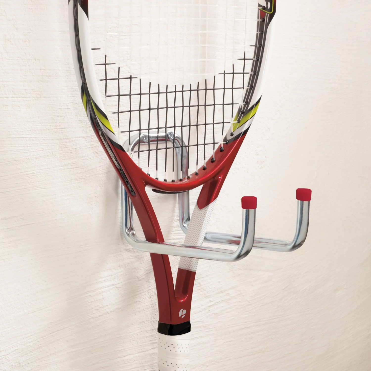 Portautensili zincato (120x160x90mm) con racchetta da tennis su gancio a muro.