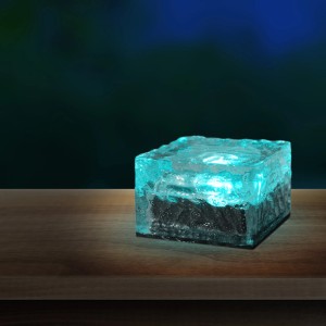 Luce solare decorativa t.b.t. a forma di cubo con luce blu.