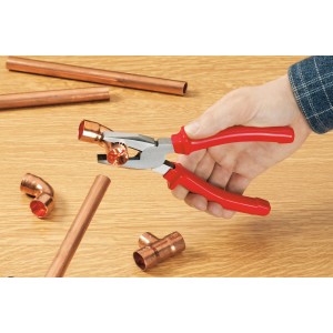Set pinze Ellix, 3 pezzi in uso: pinza combinata con tubo di rame su tavolo di legno.
