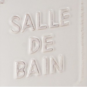 Dettaglio: scritta "Salle de Bain" su un portaspazzolino t.b.t.