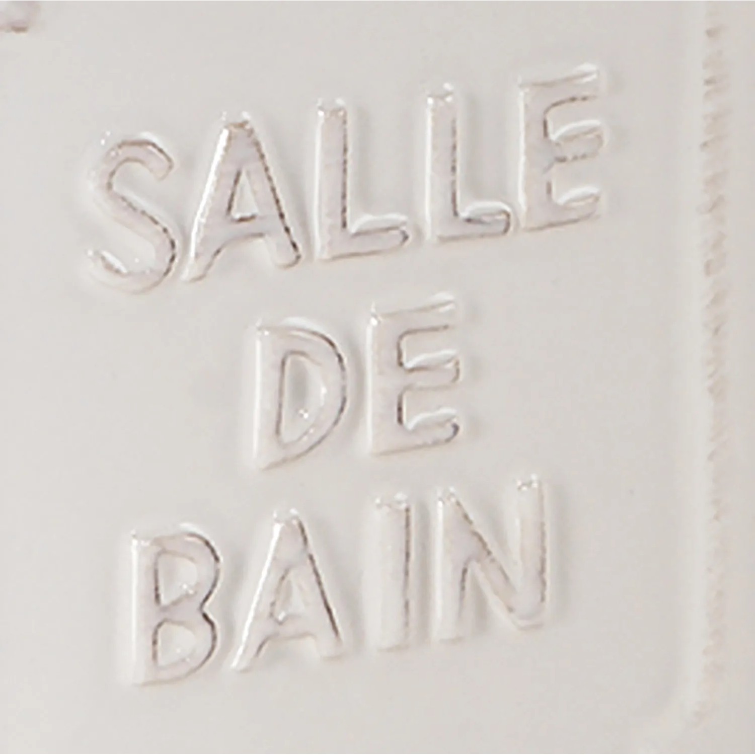 Dettaglio: scritta "Salle de Bain" su un portaspazzolino t.b.t.
