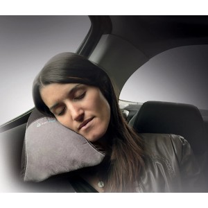 Donna dorme con cuscino da viaggio t.b.t. in auto. Accessorio auto interno.