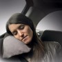 Donna dorme con cuscino da viaggio t.b.t. in auto. Accessorio auto interno.